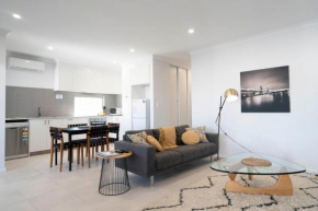 7th Heaven in Cloverdale/Belmont - sleeps 4 - parking